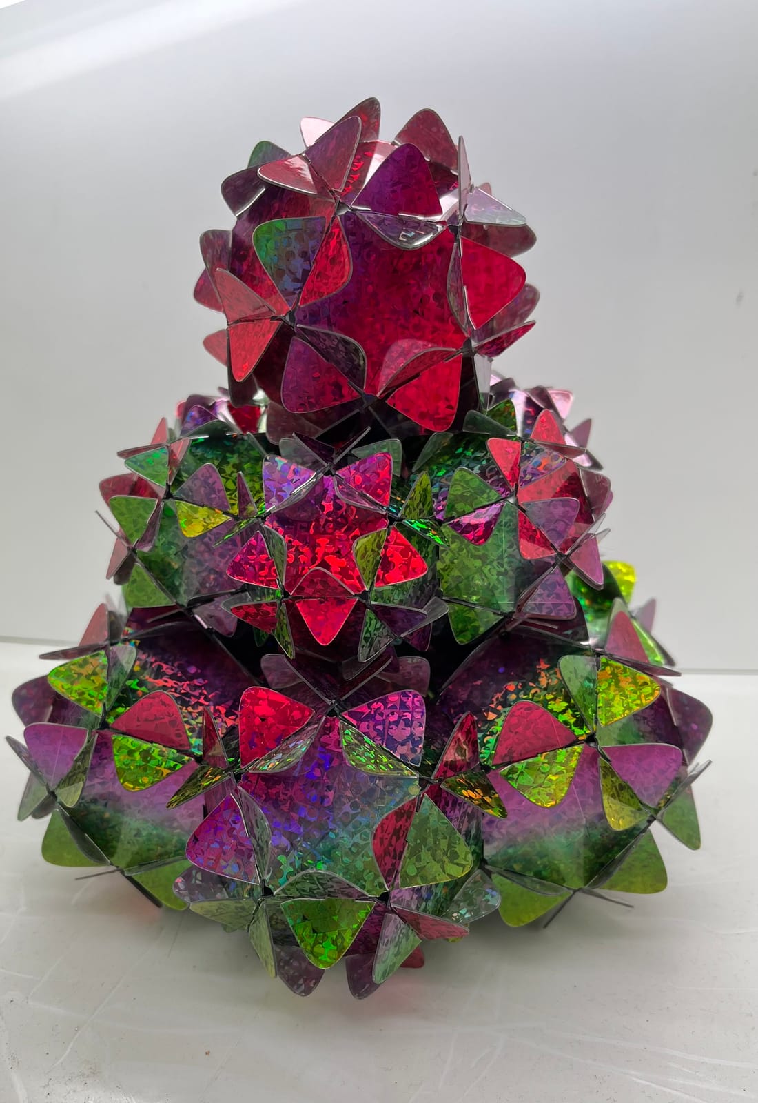 Sapin construit en trois étages de pièces holographiques