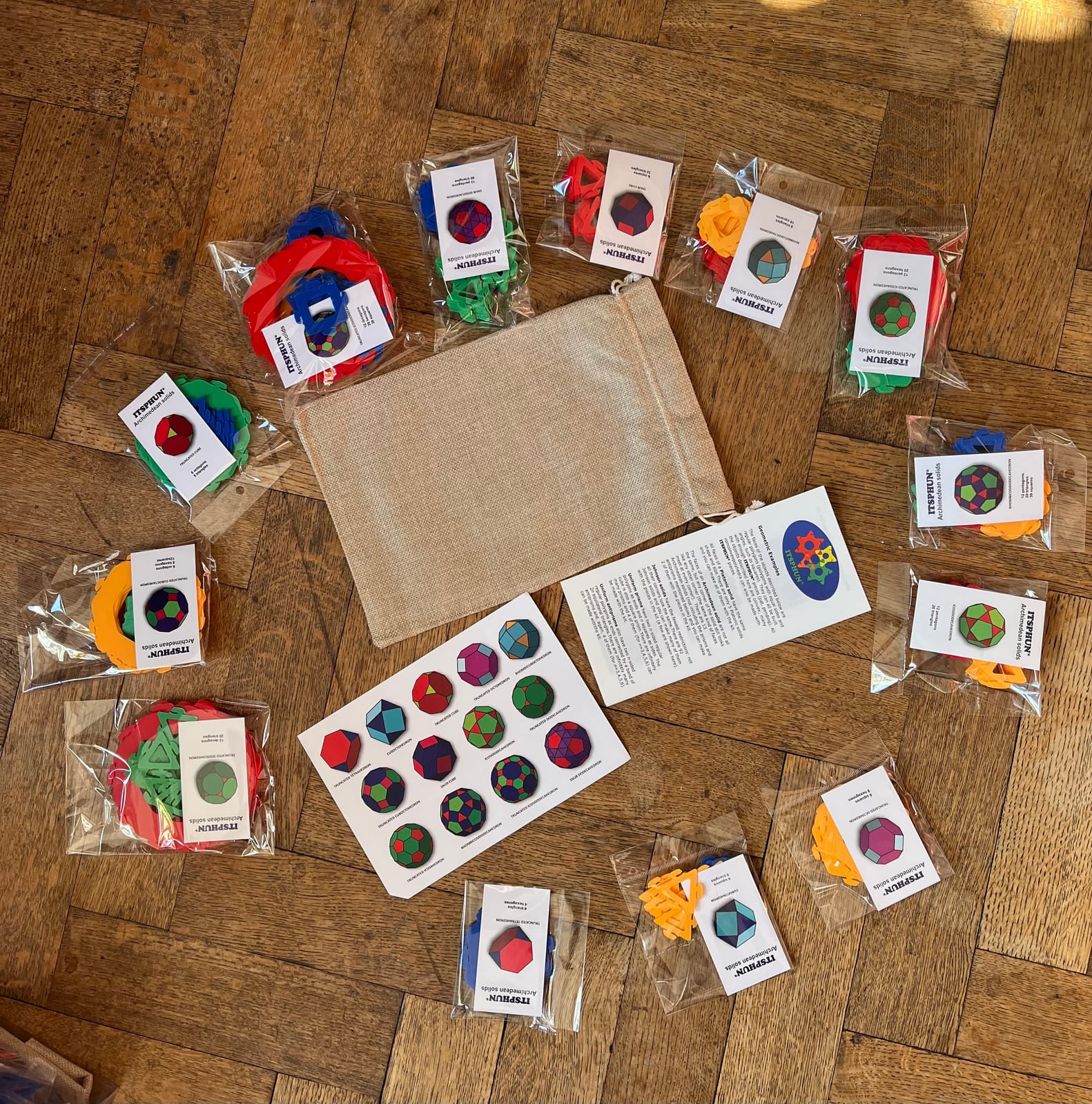 Coffret des solides d'Archimède : sachets de pièces, carte des modèles, sac en jute et brochure