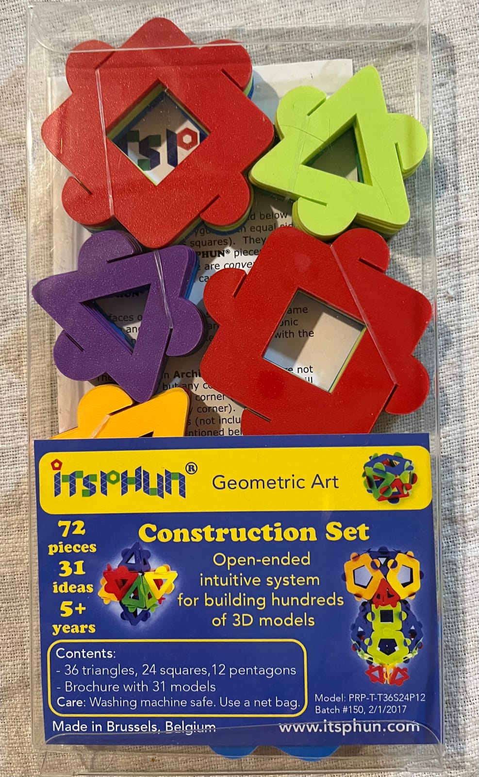Emballage du kit de construction ITSPHUN de 72 pièces, avec ses triangles, carrés et pentagones colorés
